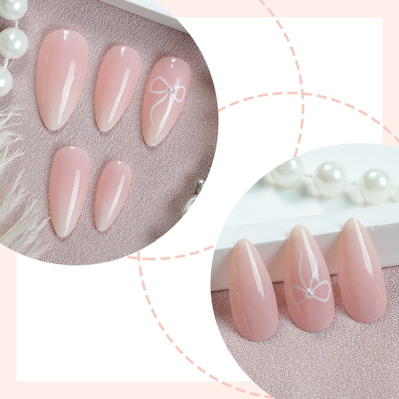 Kunstnagelset mit eleganten Designs und zarten Akzenten Brehn