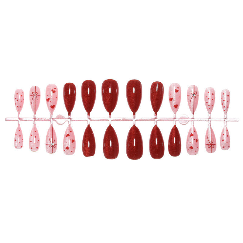 Kunstnagelset mit romantischen Herz- und Glitzerdesigns Brehn
