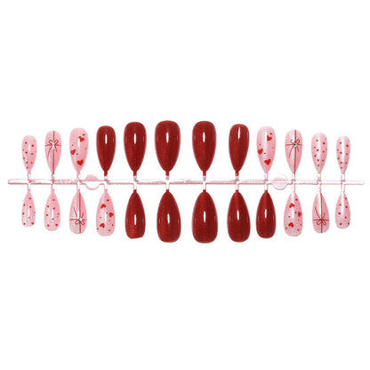 Kunstnagelset mit romantischen Herz- und Glitzerdesigns Brehn