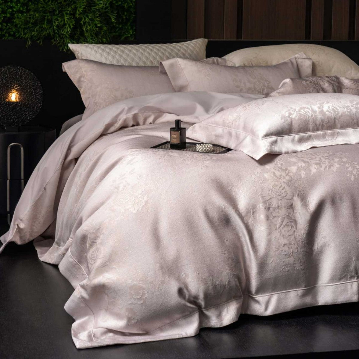 Luxuriöses Jacquard-Satin-Duvet-Ensemble mit gefaltetem Bettrock & paspelierten Kissenbezügen