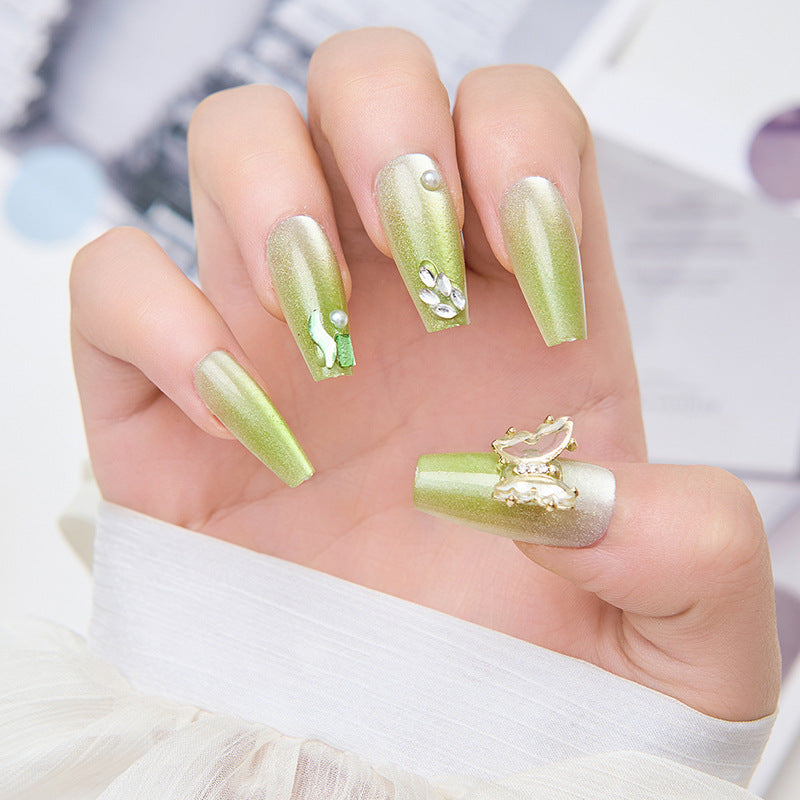 Kunstnägel mit Schmetterlingsakzenten und Glitzerdetails Brehn