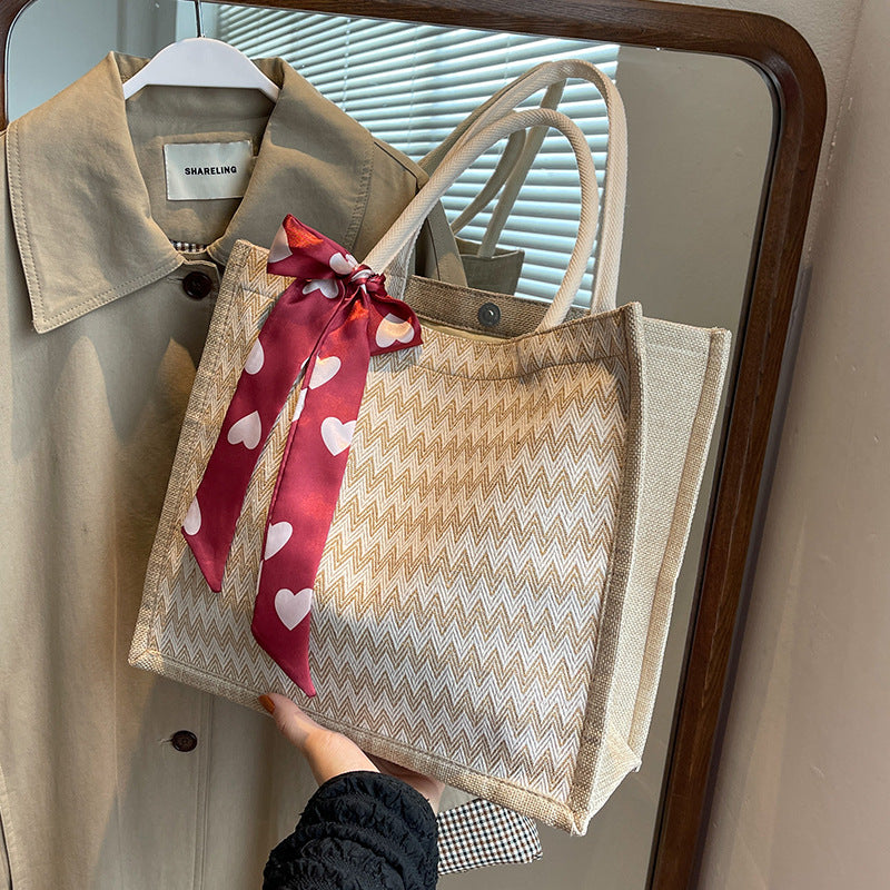 Texturierte Handtasche mit dekorativem Schal