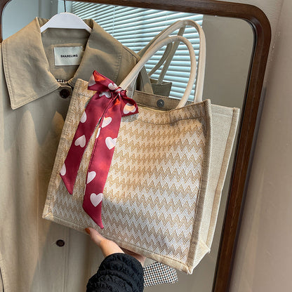 Texturierte Handtasche mit dekorativem Schal