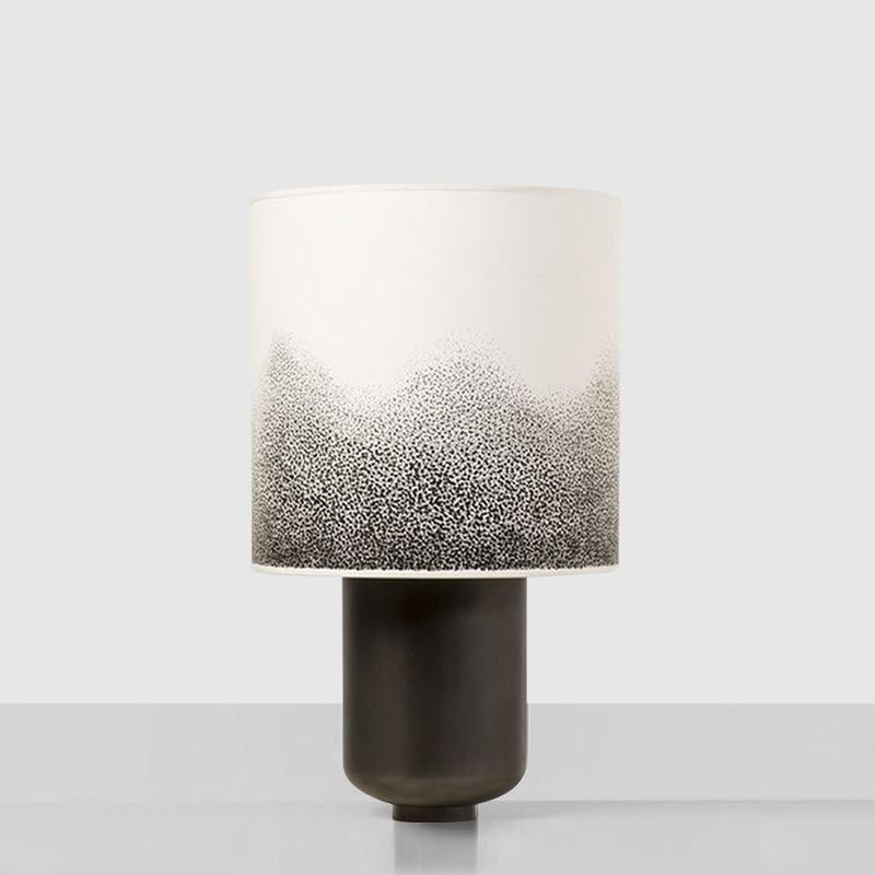 Moderne Tischlampe mit künstlerischem Schirm
