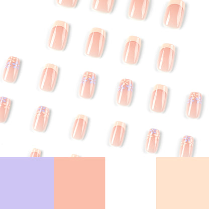 Kunstvolle Nagelkunst mit floralen Akzenten Brehn