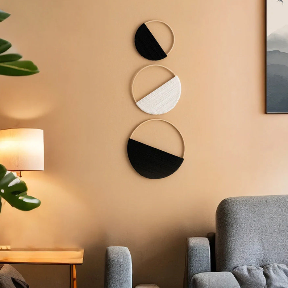 Modernes Wandkunstwerk aus Makramee und Holz