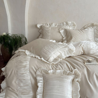 Elegantes Satin-Bettwäsche-Set mit plissierten Einsätzen, Volantkanten und Zierkissen Brehn