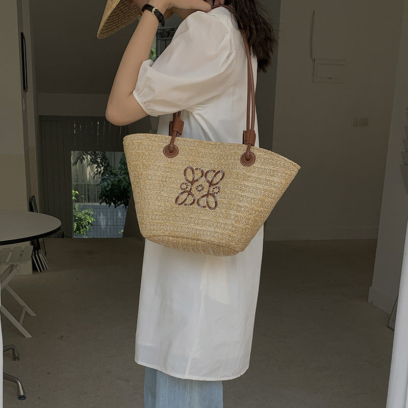 Damen Elegante Handtasche aus geflochtenem Naturmaterial mit luxuriösen Ledergriffen Brehn