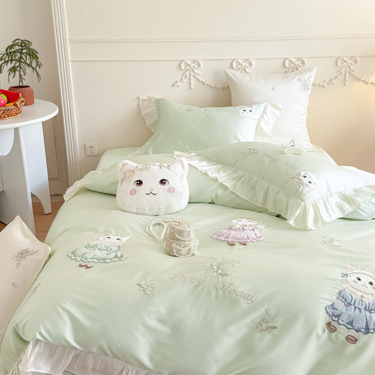 Satin-Bettwäscheset mit Rüschen und Katzenstickerei