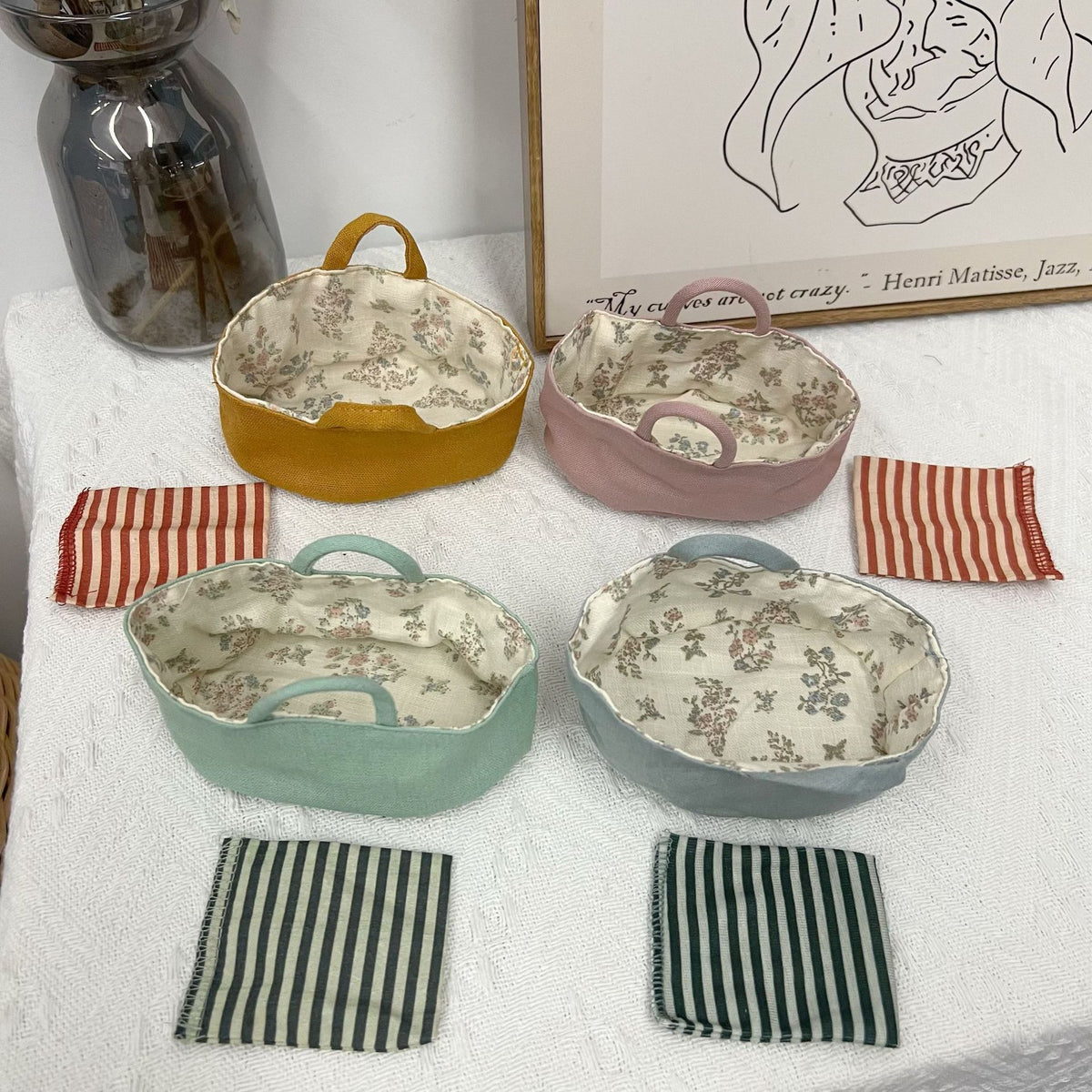 Miniature Leinenpuppe Bucket Hat mit floralem Futter und Trageschlaufe oben