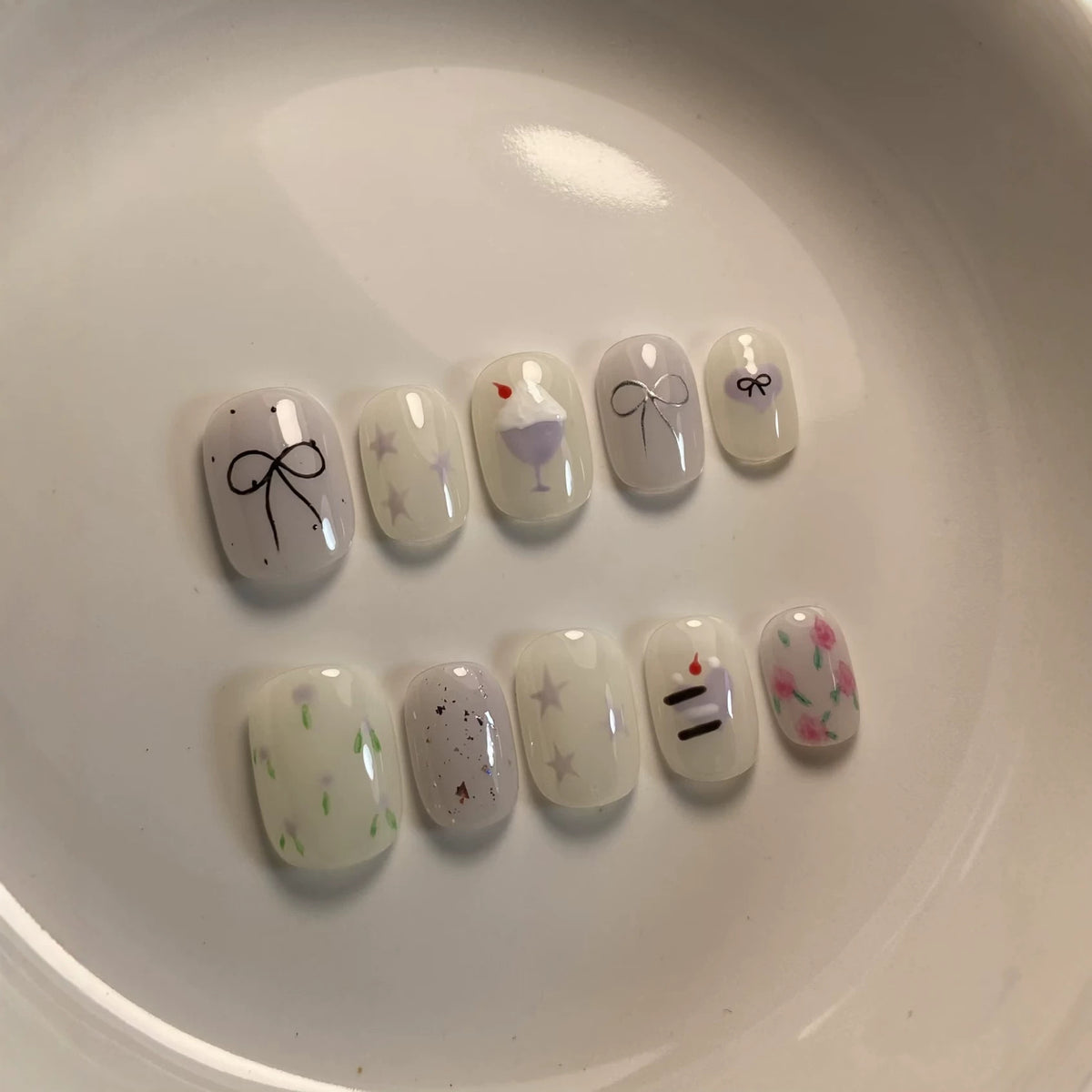 Künstlerisches Press-On Nagelkunstkset mit niedlichen Kuchen- und Banddesigns