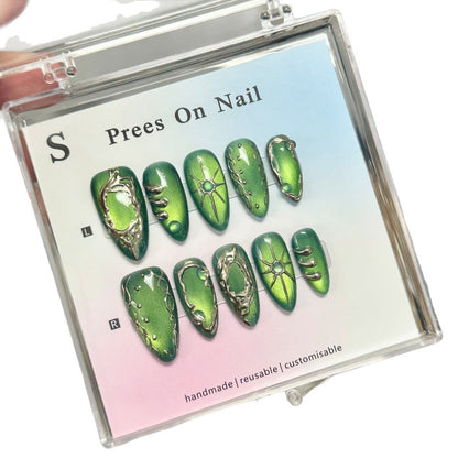 Künstlerisches Press-On-Nagelset mit einzigartigen metallischen Akzenten