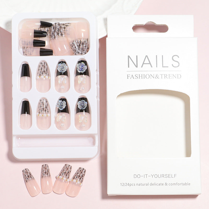 Dekorativer Press-On-Nagelset mit 3D-Akzenten Brehn