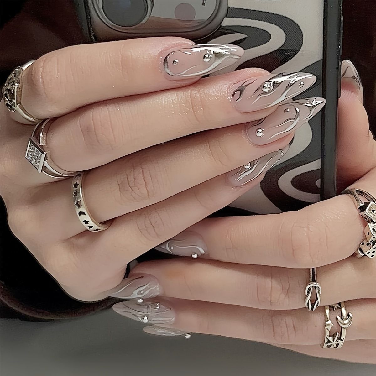 Kunstvolle Nageldesigns mit Glitzerakzenten Brehn
