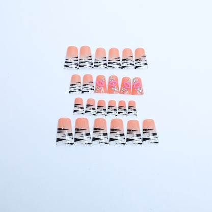 Kreatives Nagelset mit stylishen Mustern Brehn