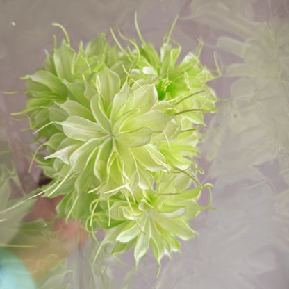 Lebensechte dekorative Blumensträuße