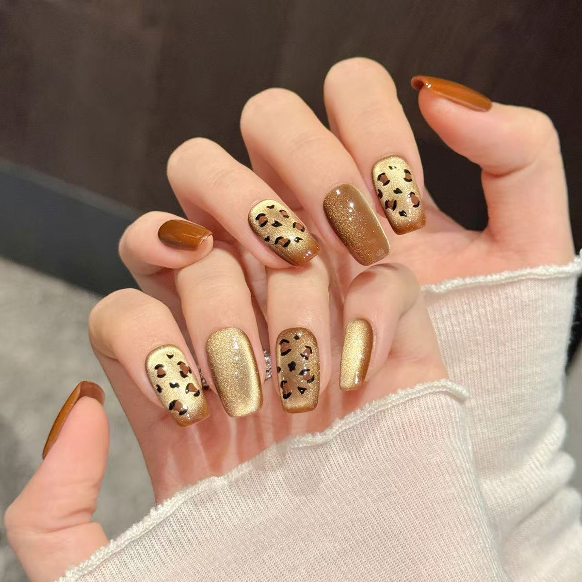 Künstlerisches Press-On-Nagelset mit Glitzer und Leopardenmustern