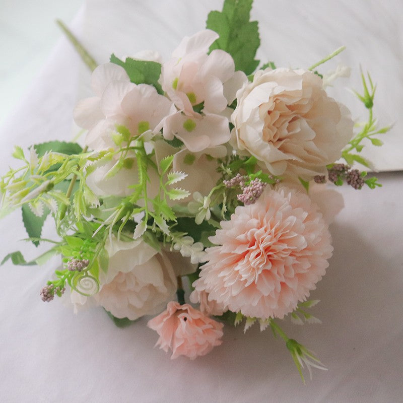 Lebensechter Blumenstrauß