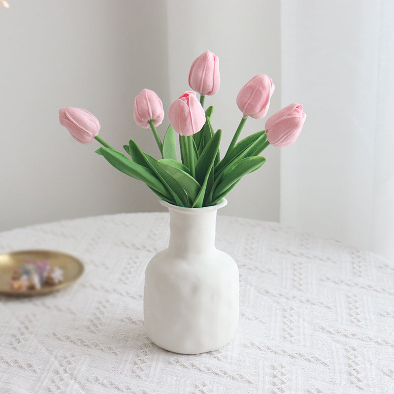 Lebensechte dekorative Tulpenstiel