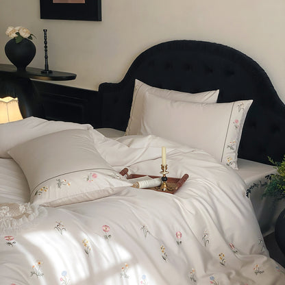 Fein besticktes Baumwollsatin-Duvetbezug-Set mit floraler Streuung und Kedernaht