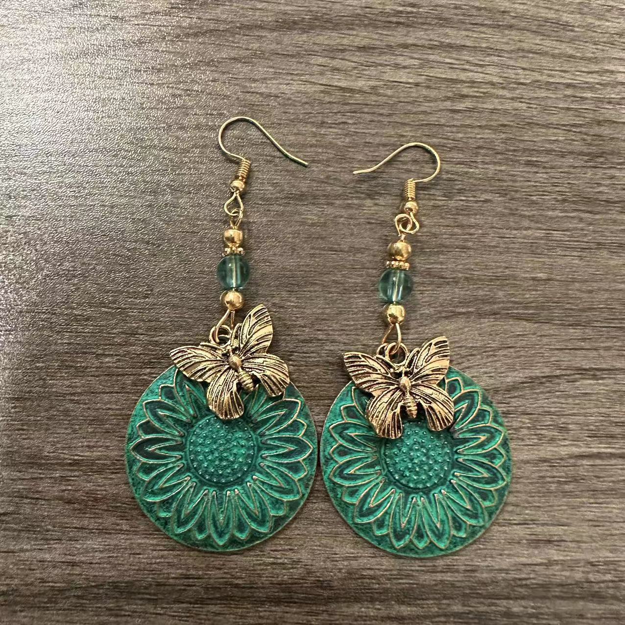 Elegante Ohrhänger mit Blumenmotiv und Schmetterlingen Brehn