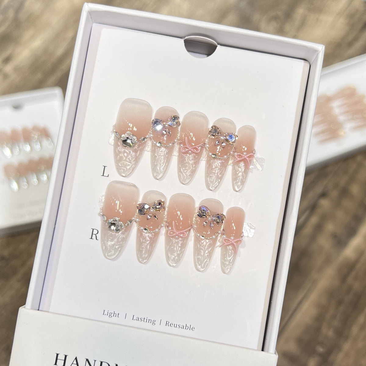 Dekoratives Stiletto Druck-Nagel-Set mit Schleifen- und Juwelenelementen Brehn