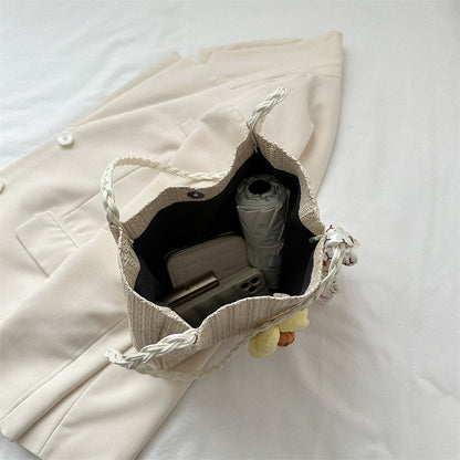Blumengeschmückte Strohtasche