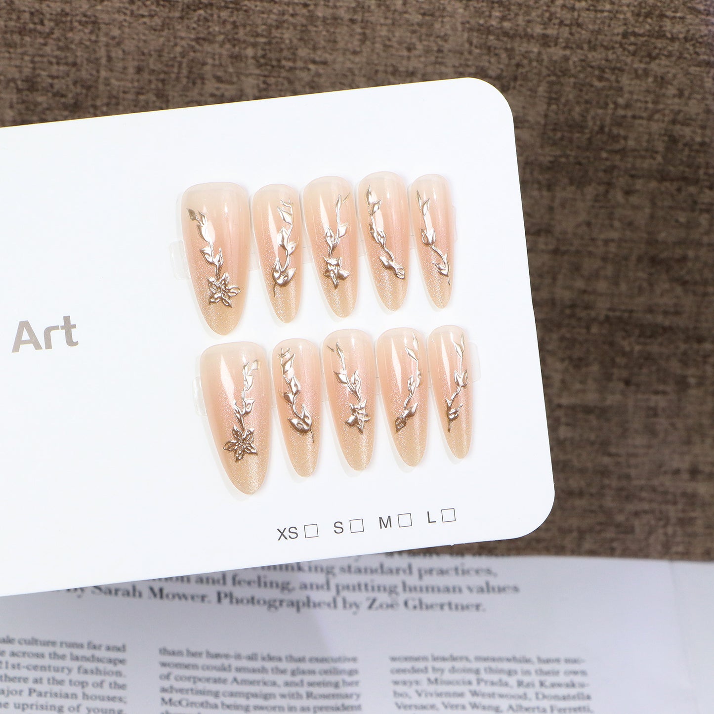 Künstlerisches Acryl Press-On-Nagel-Set mit floralen Verzierungen Brehn