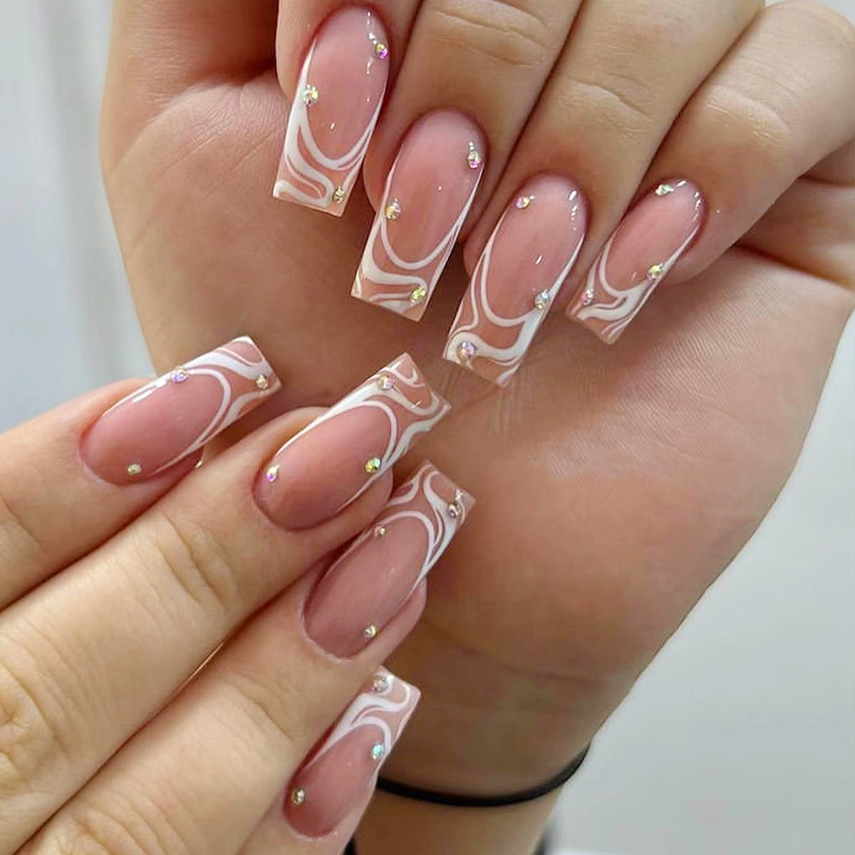 Kunstvolle Nägel mit elegantem Design Brehn