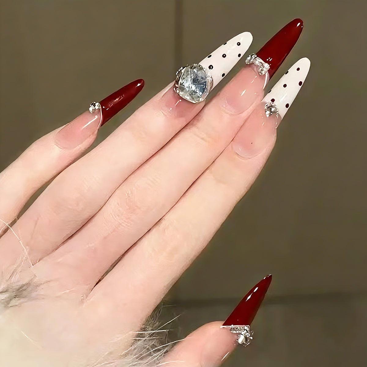 Glamouröse Kunstnageldesigns mit Kristallverzierung Brehn