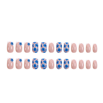 Exquisites Nageldesign mit blumigen Akzenten Brehn