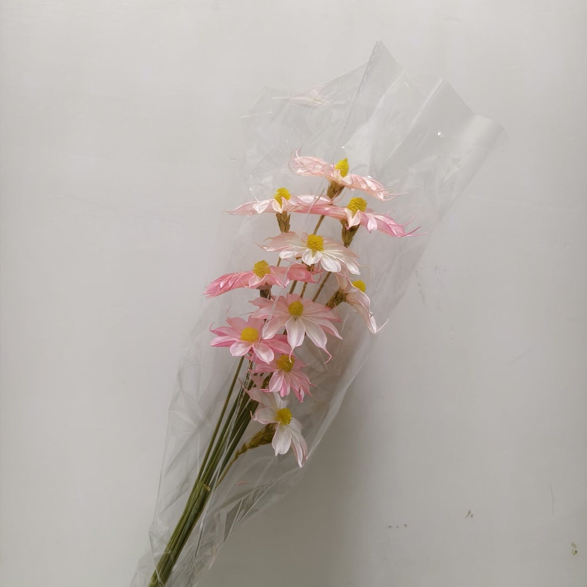 Vibrant künstlicher Blumenstrauß mit stilvoller Verpackung