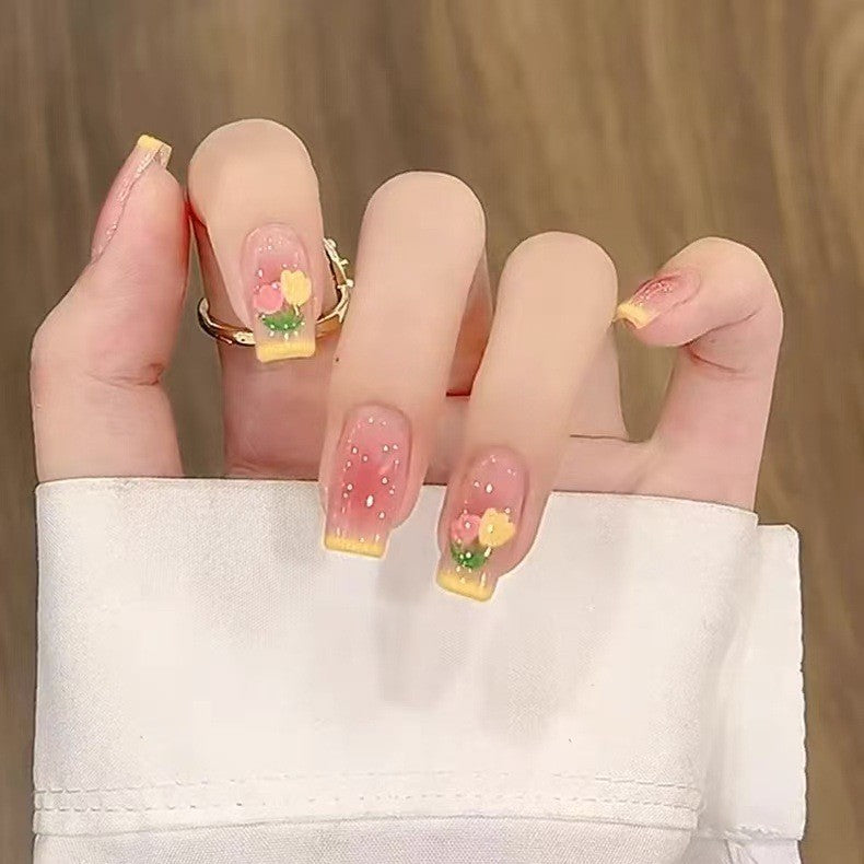 Kunstvolle Nagelset mit 3D-Blumen- und Schleifendetails Brehn