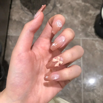 Elegante dekorative Nagelerweiterungen