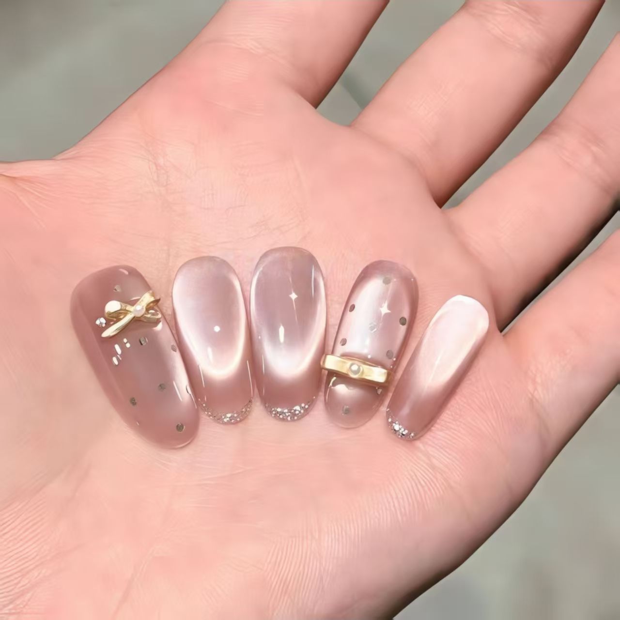 Elegantes Press-On Nagelkunst-Set mit dekorativen Akzenten Brehn