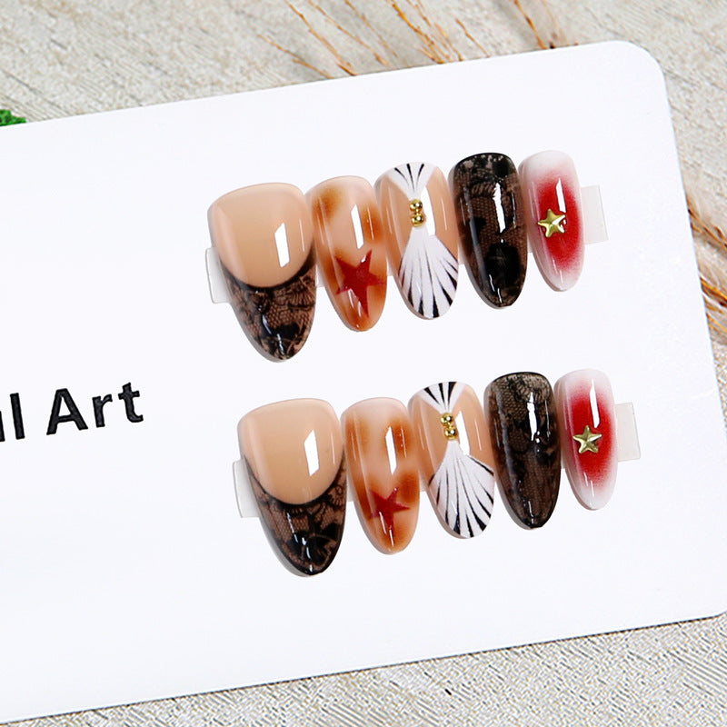 Kunstvolle Nagelspitzen mit glamourösem Design Brehn