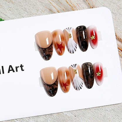 Kunstvolle Nagelspitzen mit glamourösem Design Brehn