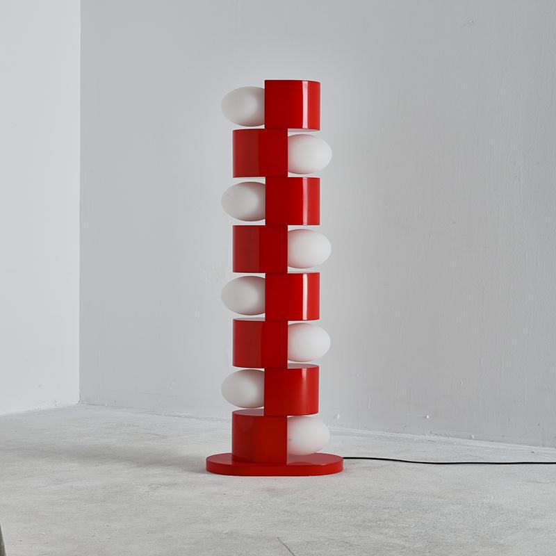 Skulpturale Tower Stehlampe mit modernem Design