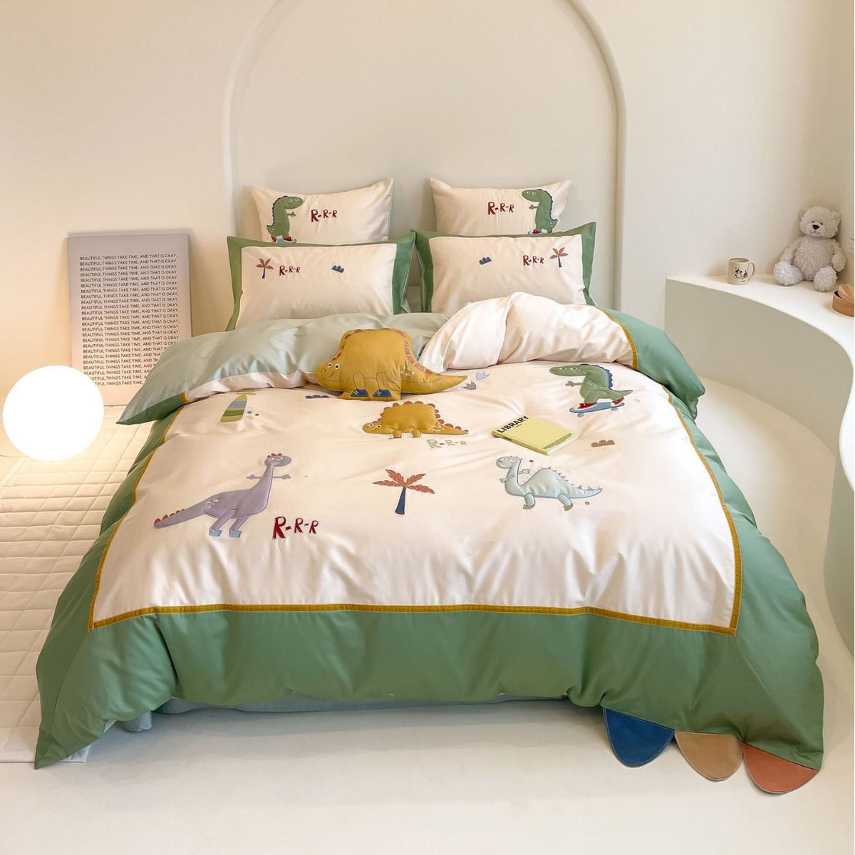 Verspieltes Bettwäsche-Set aus Baumwollsatin mit applizierten Cartoon-Motiven, Volant-Rüschen und dekorativen Kissenbezügen Brehn