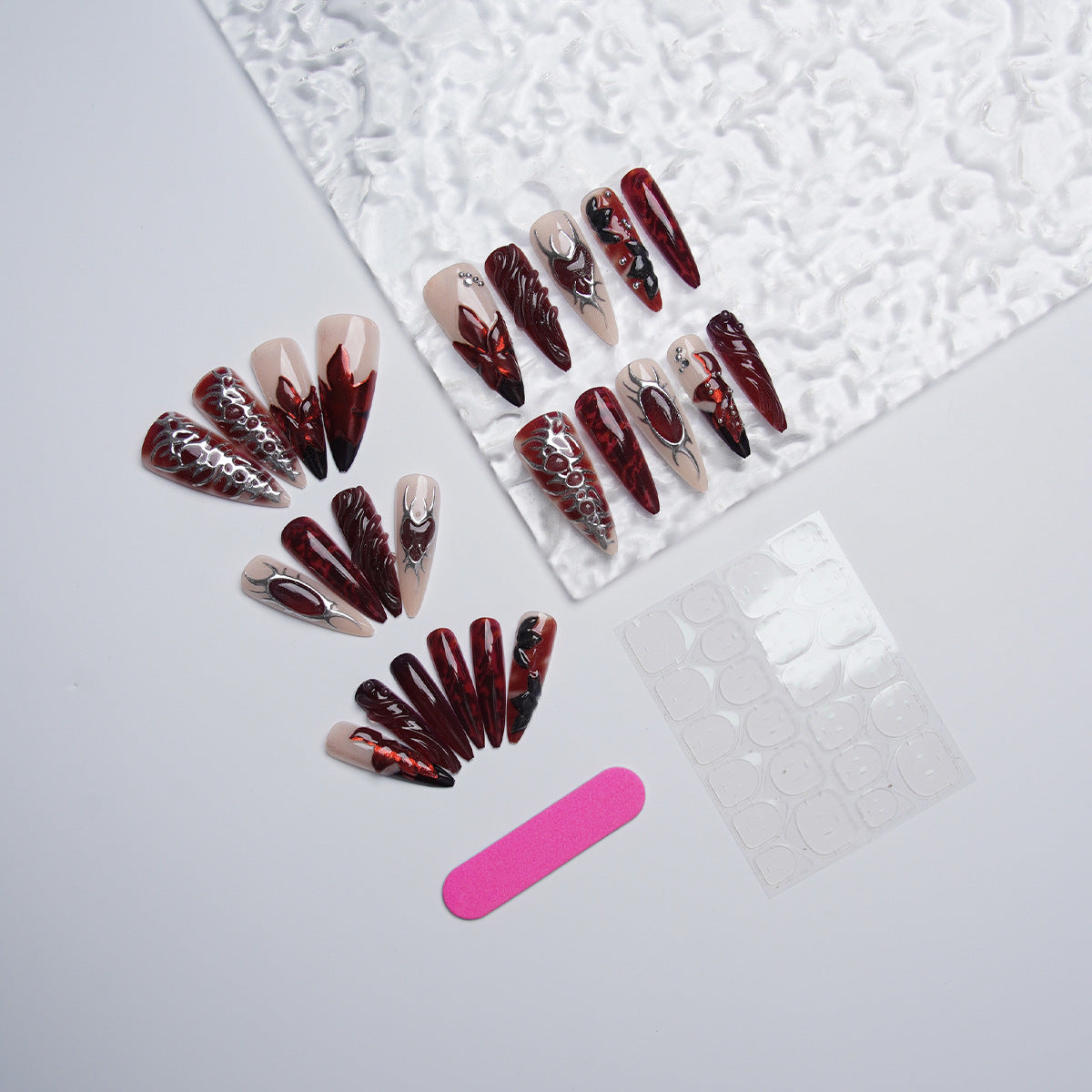 Kunstnagelset mit kunstvollen Designs Brehn