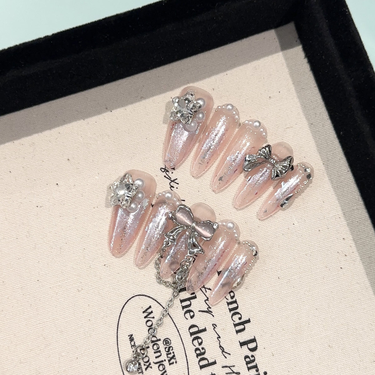 Glamouröse mit Strass akzentuierte Press-On Nägel