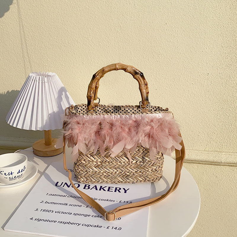 Damen Handtasche mit eleganter Federverzierung und strukturiertem Korbdesign Brehn