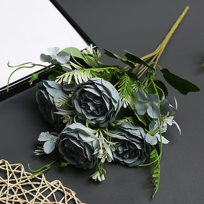Dekorative Blumenarrangement für den Innenbereich