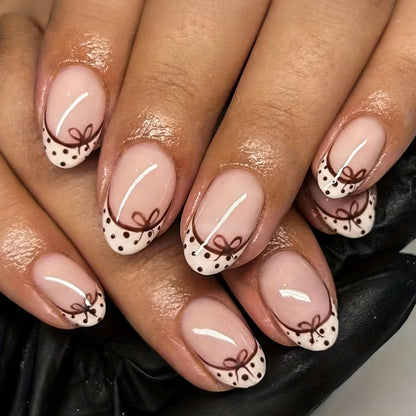 Kunstnagelset mit eleganten Schleifen- und Punktmotiven Brehn
