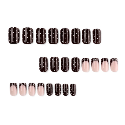 Kunstvolle Nagelkunst mit trendigem Punktedesign Brehn
