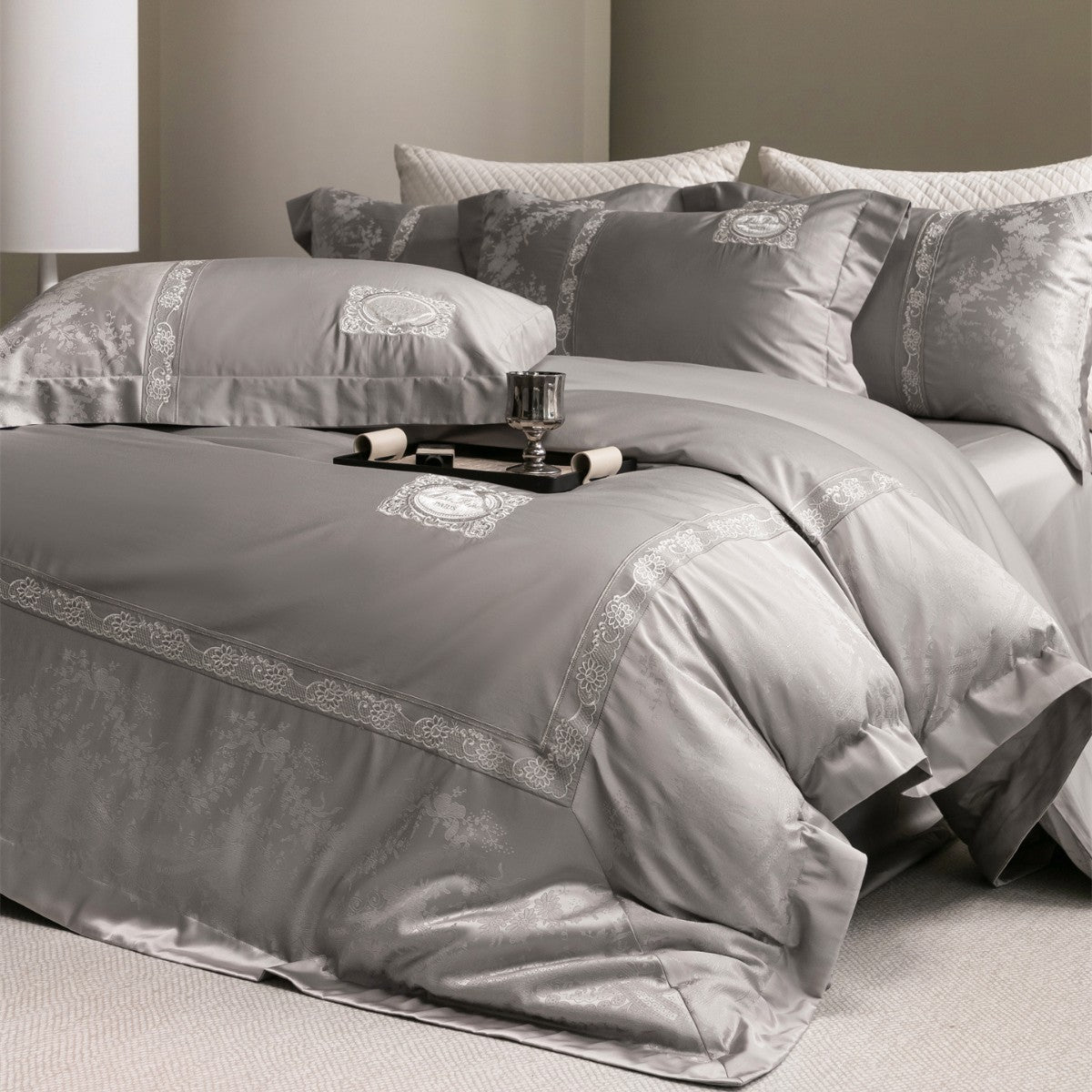 Luxuriöses Besticktes Satin-Jacquard Bettbezug-Set mit Medaillon und Spitzenrand