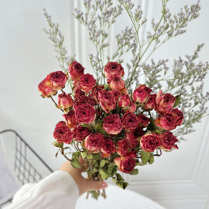 Trockenblumen-Rosenstrauß mit botanischem Füllmaterial