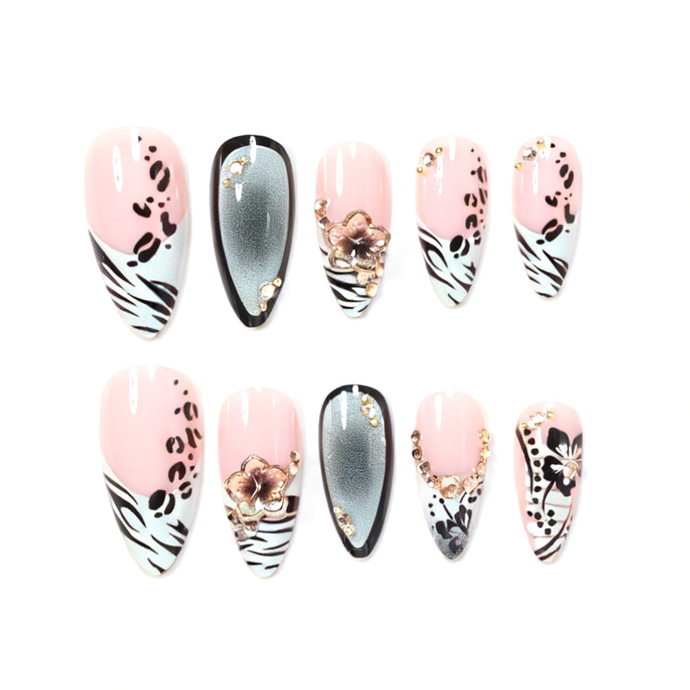 Dekorative Stiletto Nagelkunst Tipps mit floralen Akzenten Brehn