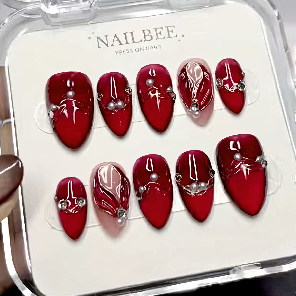 Dekoratives Press-On-Nagelkunst-Set mit Perlenakzenten Brehn