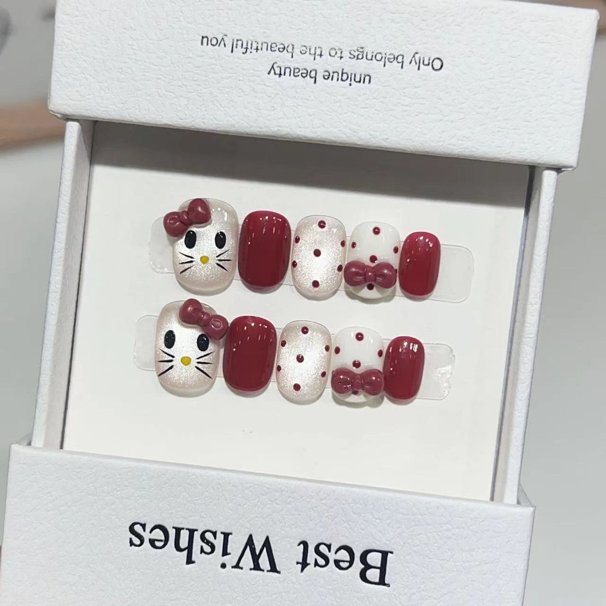 Künstlerisches Press-On-Nagelset mit elegantem floralen Design Brehn